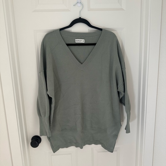Abercrombie | Women's
LuxeLoft Oversized Legging-Friendly V-Neck Sweater | XL - Picture 2 of 3